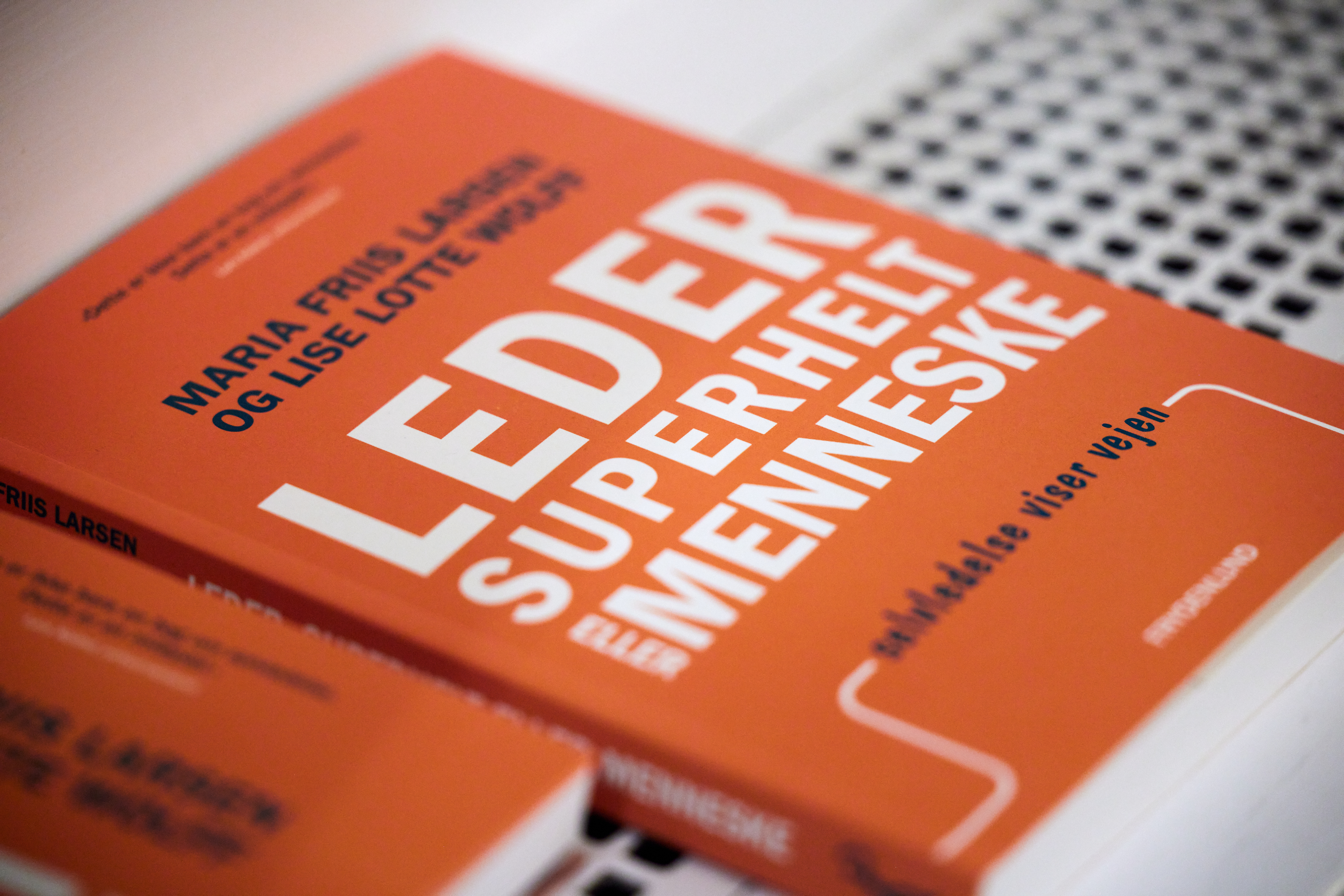 Forside af bogen Leder, superhelt eller menneske - selvledelse viser vejen